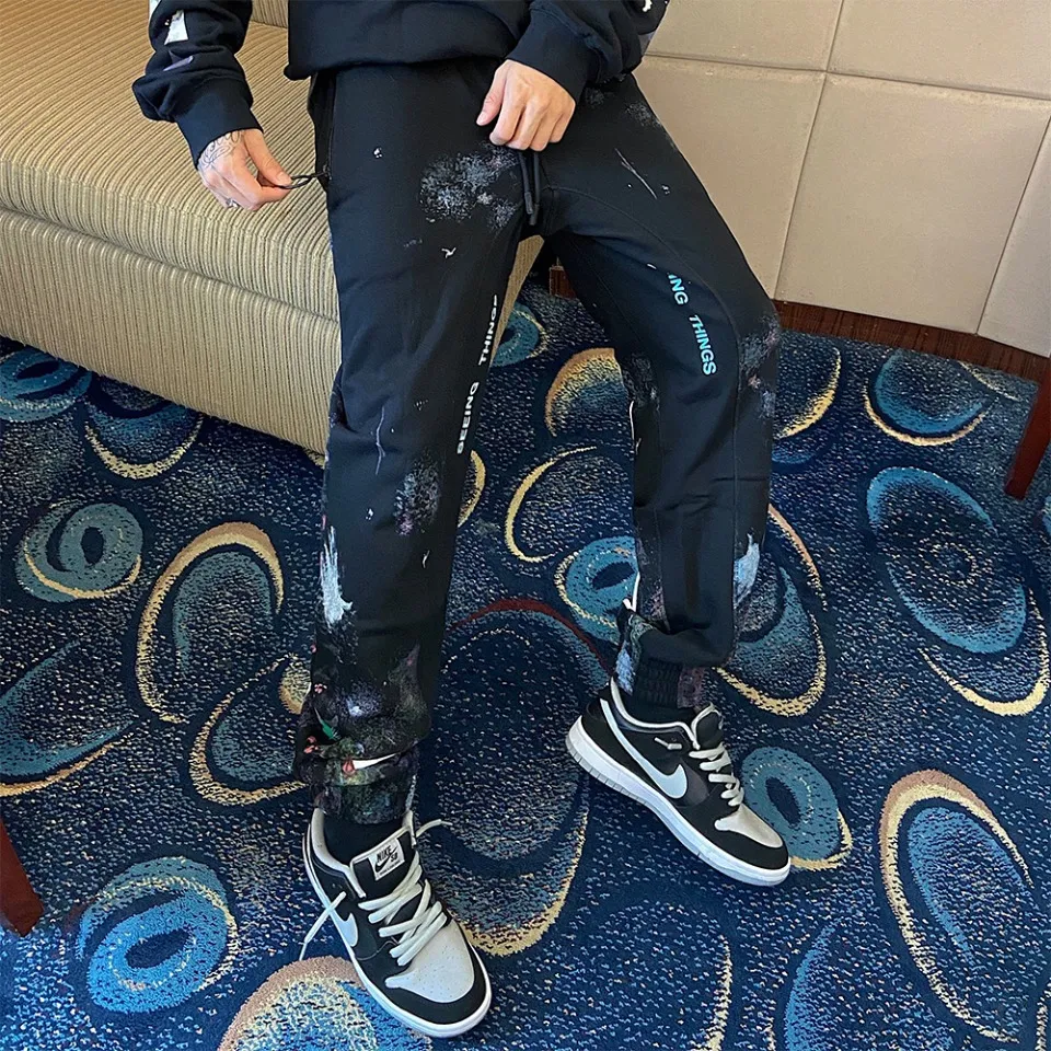 ♻️💯Refer to the model picture for the upper body❤️Examined version OFF 17FW WHITE Starry Sky Fireworks Splash Ink OW Sports Autumn and Winter Sweatpants Casual Pants for Men and Women. The firework color is obtained through contrasting printing. There are eight panels in the whole body. Seven color sets and eight panels are divided into eight printings. The first layer is gray, the second layer is white, the third layer is yellow, the fourth layer is green, the fifth layer is blue, the sixth layer is purple, the seventh layer is orange, and the last layer is arrow paint printing. The seven colors are layered on top of each other, and new colors will appear. The arrows on the back and the squares on the front are first glued and then hung four times in a row. The paint has a distinct concave and convex feeling. Quality depends on the details. The blue letters are electrostatic three-dimensional flocking. They are done separately first and then printed through high-temperature thermal transfer. The difficulty is unprecedentedly high. The total number of fireworks series produced exceeds 50,000 pieces, and more than half of the ones seen on the market are from my home!  Size: XS-L Color: Black (The waist is elastic and can be enlarged) P: 380